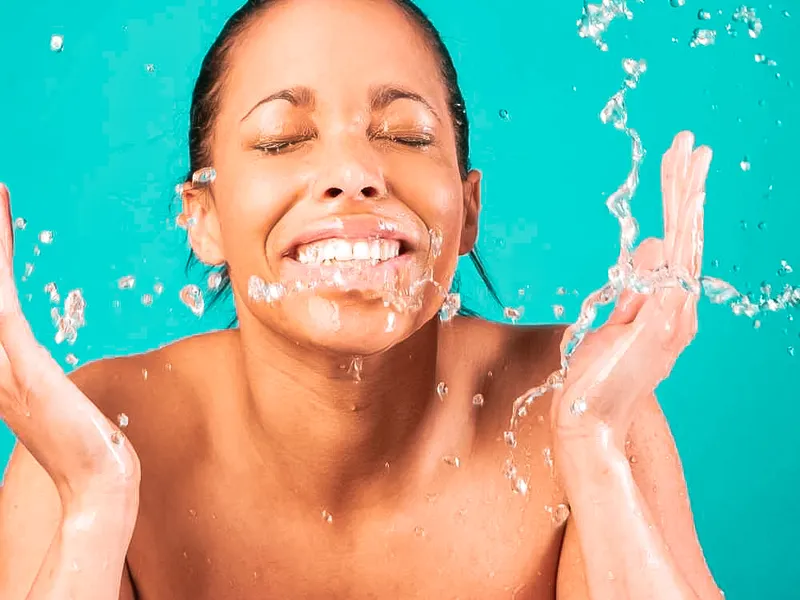 Eau chaude ou froide pour se laver le visage : ce que dit vraiment la science
