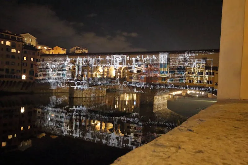 Couple complice souriant dans un cadre intime