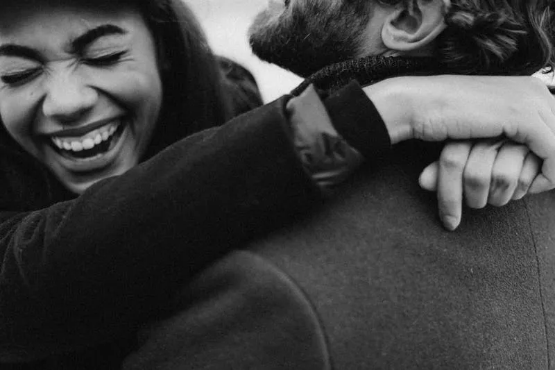 Geste tendre et sensuel entre partenaires