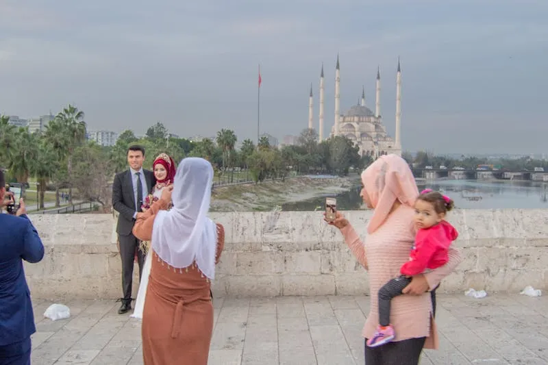 Visage transformé par un filtre beauté sur smartphone