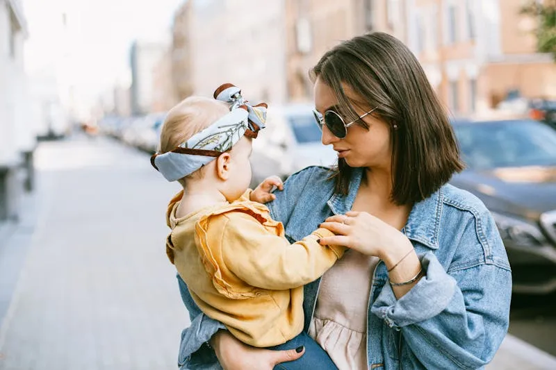Enfant de quatre ans peignant avec les doigts