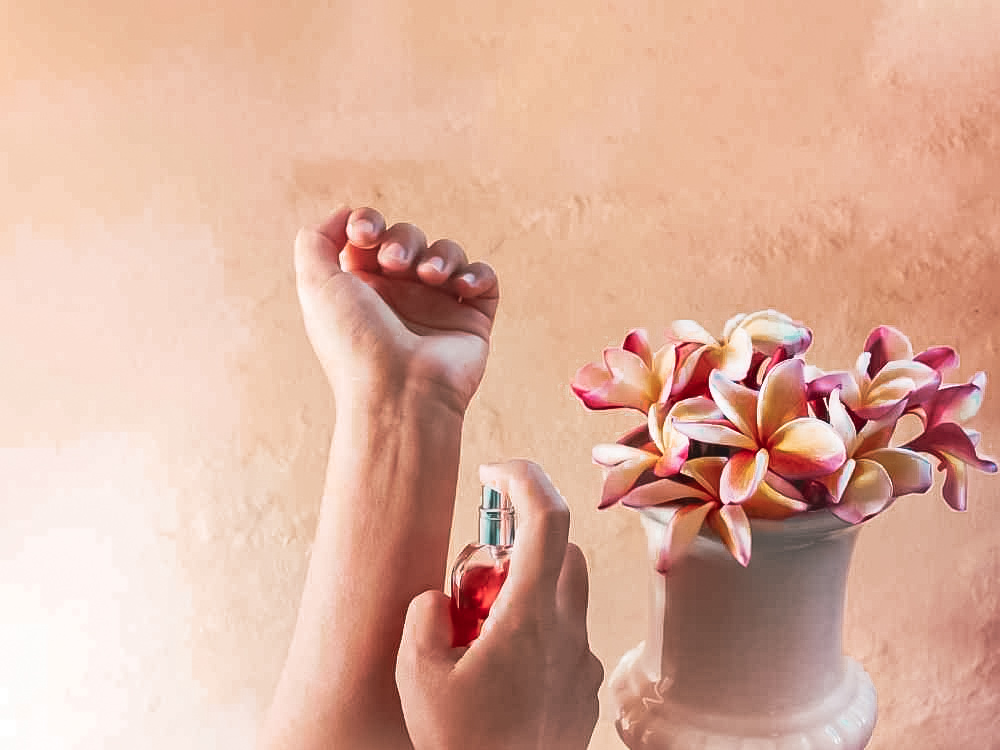 Frotter son parfum entre les poignets : pourquoi il faut arrêter