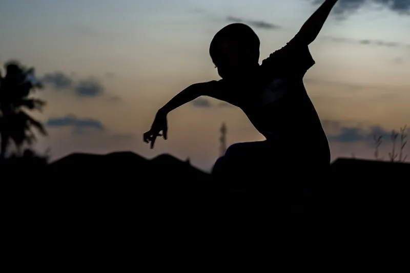 Couple dans une atmosphère chaleureuse et intime