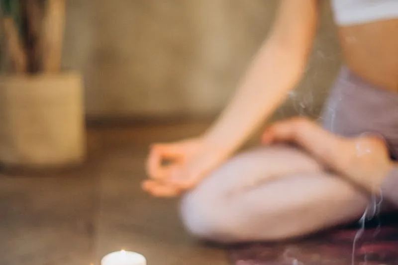 Femme les yeux fermés pratiquant la respiration consciente