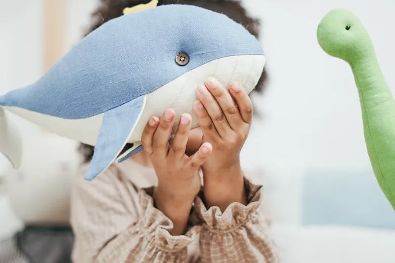 Couple attendant un bébé partageant un moment de complicité