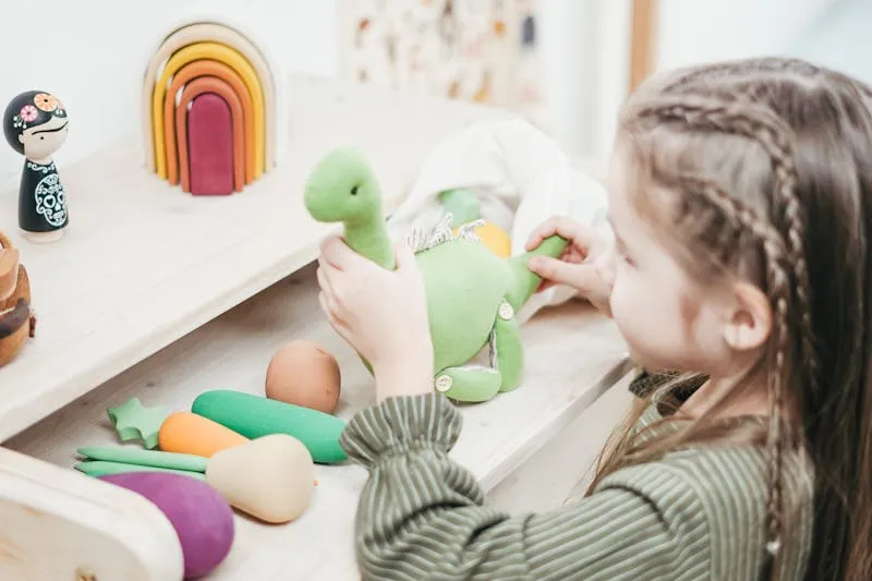 Femme enceinte au premier trimestre tenant délicatement son ventre