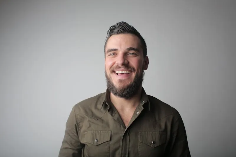 Femme en tenue décontractée portant montre connectée au quotidien — usage lifestyle santé