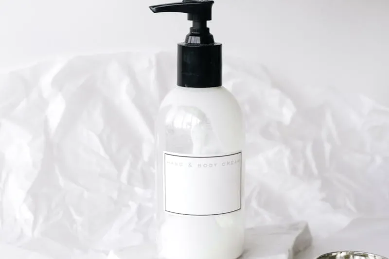 Produit de protection solaire SPF50 posé à côté d'un sérum au rétinol