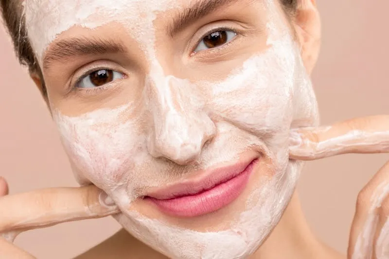 Gros plan peau sèche avec application de sérum hydratant à l'acide hyaluronique