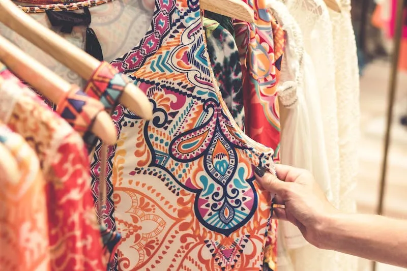 Tenue invitée de mariage en hiver — robe en velours profond, manteau élégant et chaussures fermées