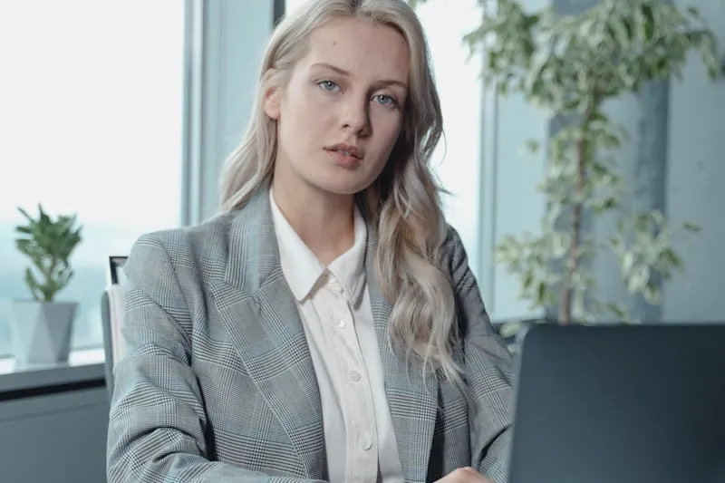 Schéma visuel de la structure d'un discours de mariage en cinq parties — hook, présentation, anecdote, pivot, toast