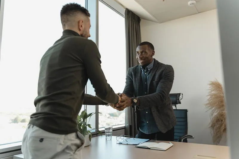 Femme cadre en réunion professionnelle présentant ses résultats avec assurance à son manager pour négocier une promotion
