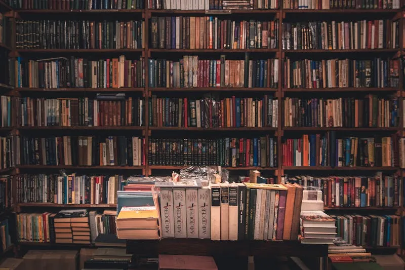 Livres classiques de littérature féminine posés sur une table — Virginia Woolf, Simone de Beauvoir, Toni Morrison