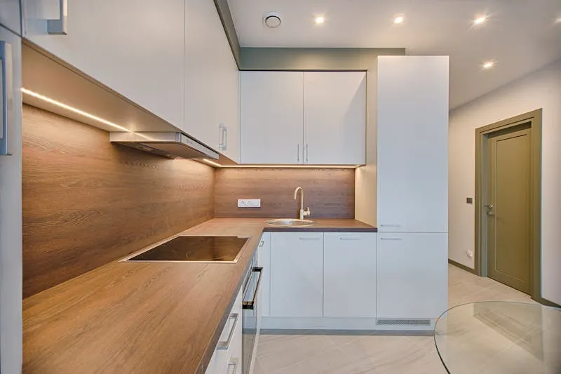 Mere et enfant dans un appartement - logement social prioritaire