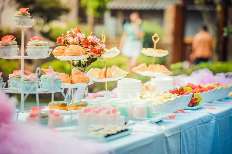 Table de mariage dressée avec repas élégant