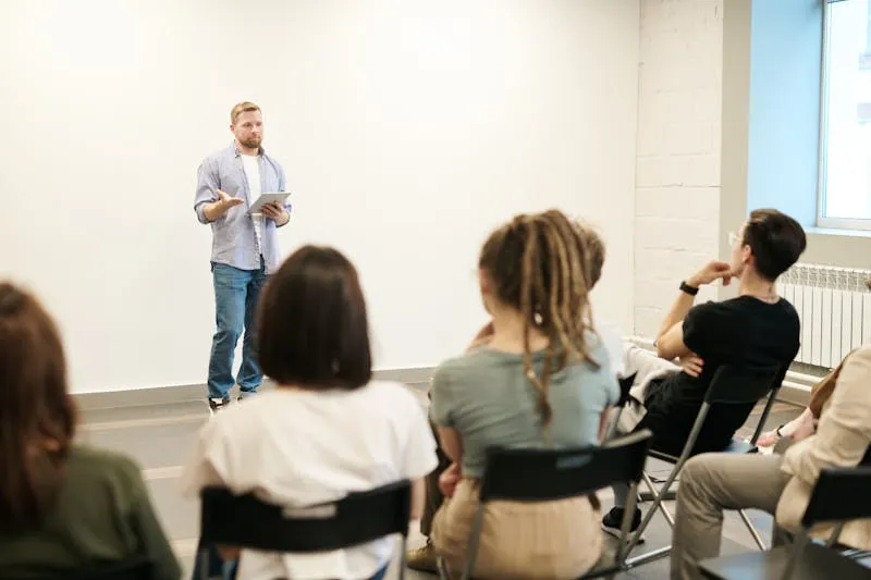 Femme souriante lors d'une présentation — authenticité et personal branding
