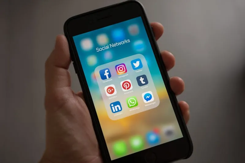 Applications réseaux sociaux sur smartphone — stratégie multi-plateformes