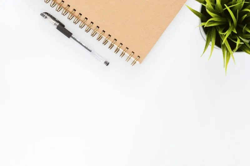 Carnet de notes avec stratégie de contenu dessinée — personal branding planifié