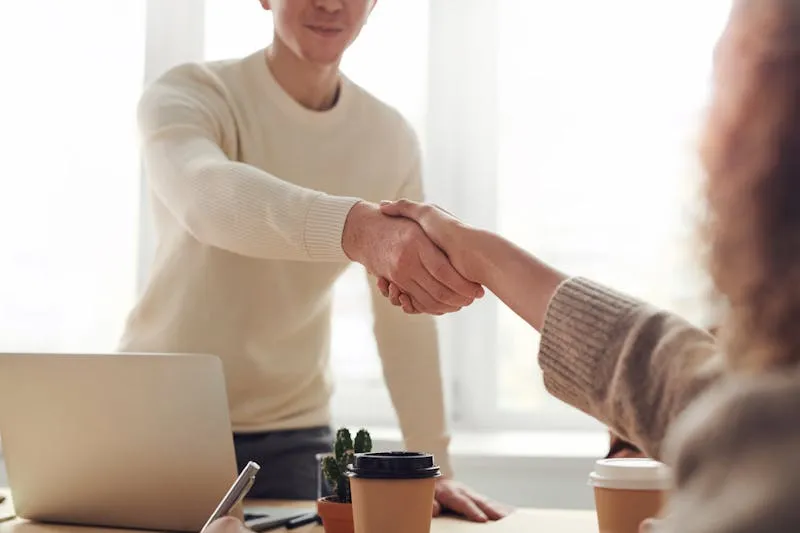 Femme qui parle en public avec confiance et projection vocale