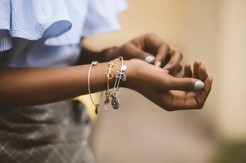 Bijoux et accessoires de créateurs émergents présentés sur un fond de velours beige