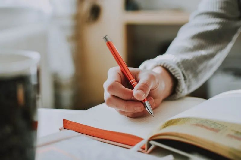 Bullet journal et journaling créatif — planification, dessin, lettering
