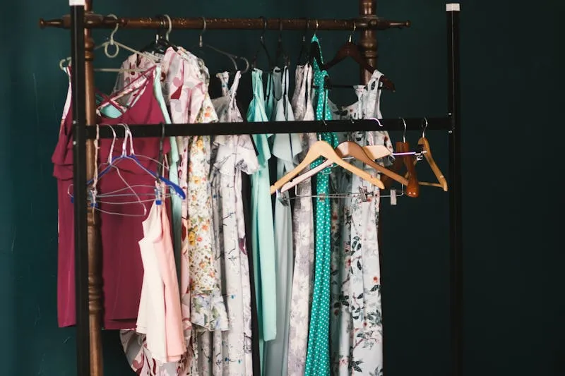Garde-robe organisée avec vêtements rangés par couleur