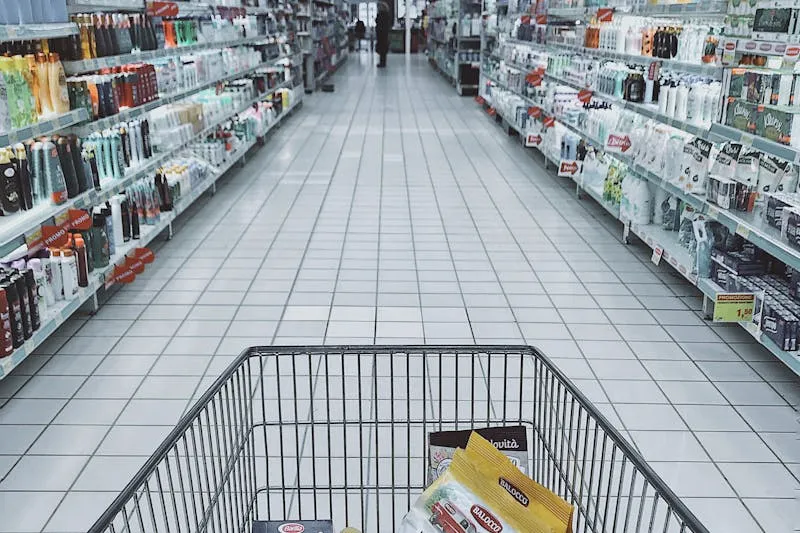 File d'attente devant un magasin au premier jour des soldes