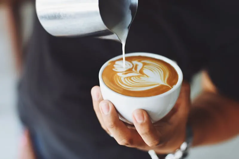 Ritual matinal avec carte d'oracle, café et carnet dans la lumière du matin