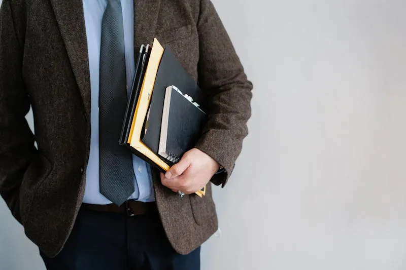 Couple lisant un contrat de location de salle de mariage