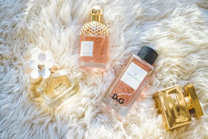 Flacons Byredo caractéristiques fond blanc épuré