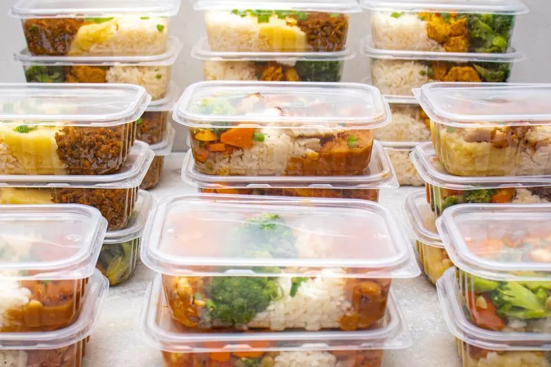Boîtes de meal prep empilées, avec riz, ragoût et légumes