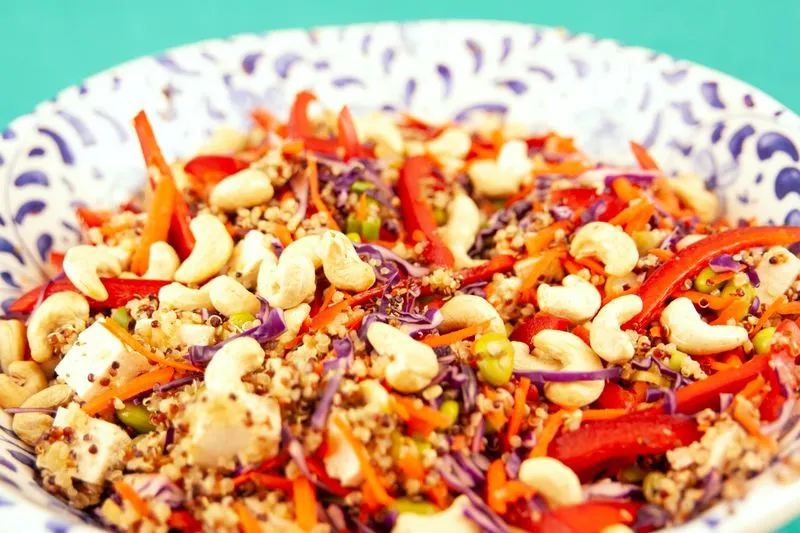 Bowl de quinoa coloré au chou rouge, poivron, carottes et noix de cajou