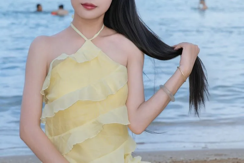 Robe jaune beurre à volants, portée au bord de l'eau