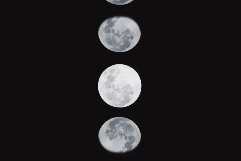 Succession de phases de la lune dans un ciel nocturne