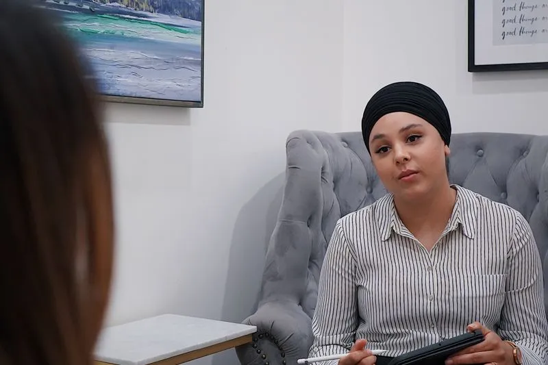 Séance de psychothérapie : une praticienne écoute sa patiente, tablette et stylet à la main