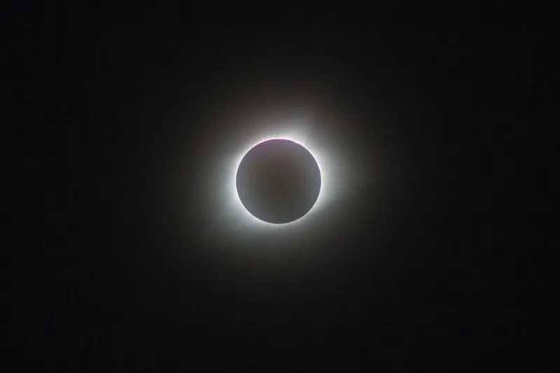 Éclipse solaire totale : la Lune masque le Soleil, ne laissant apparaître que sa couronne