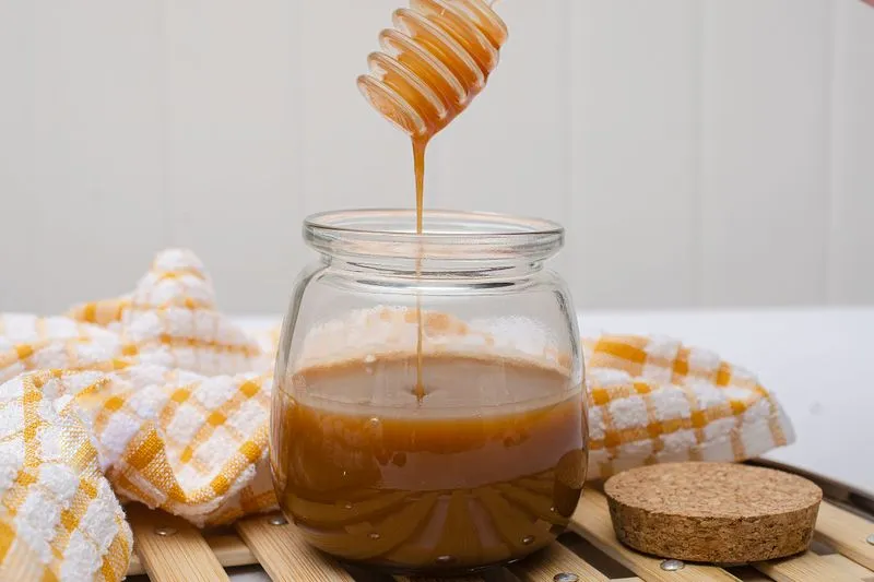 Pot de miel : le seul aliment interdit sans exception avant 1 an