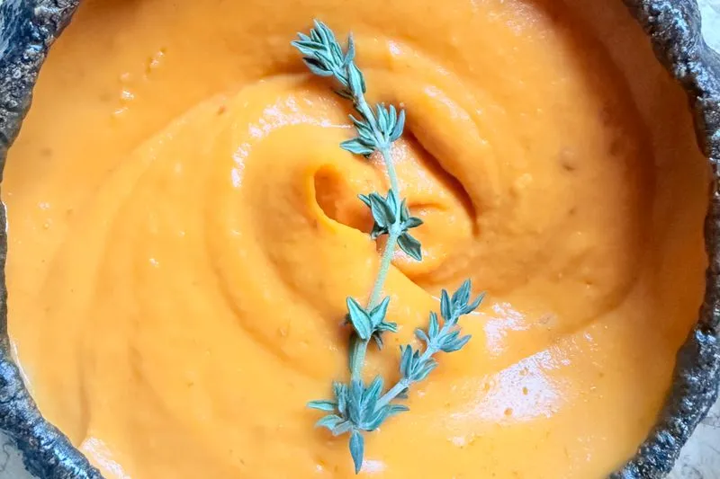 Purée de légume orange bien lisse, la texture des premiers repas