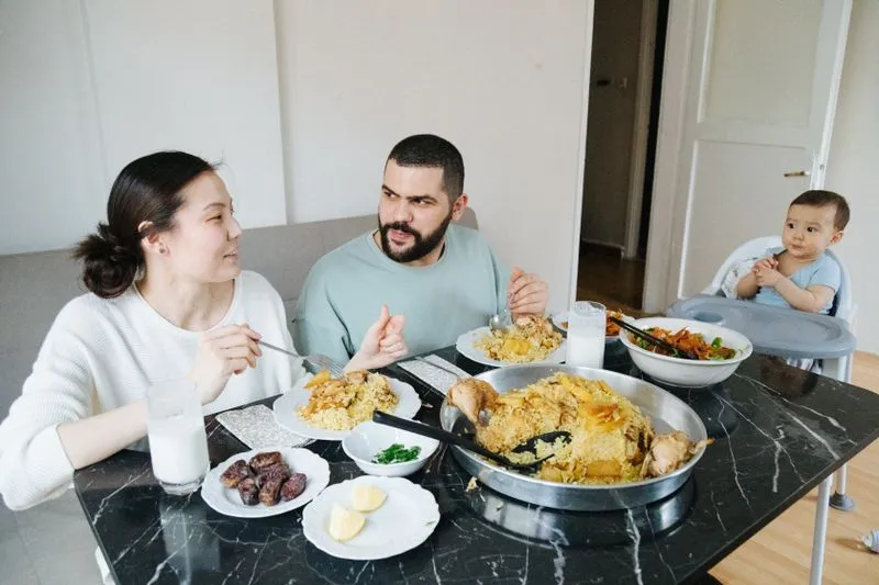 Bébé assis à table avec la famille pour partager un repas