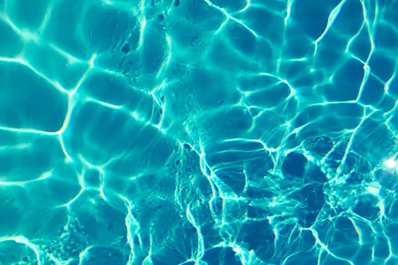 Reflets de lumière dans une eau turquoise en mouvement