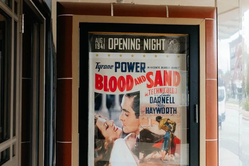 Affiche de 1941 du film Blood and Sand exposée à l'entrée d'un cinéma