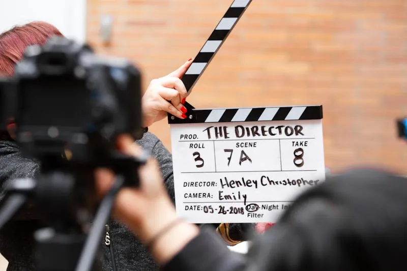 Clap de cinéma tenu devant une caméra sur un plateau de tournage