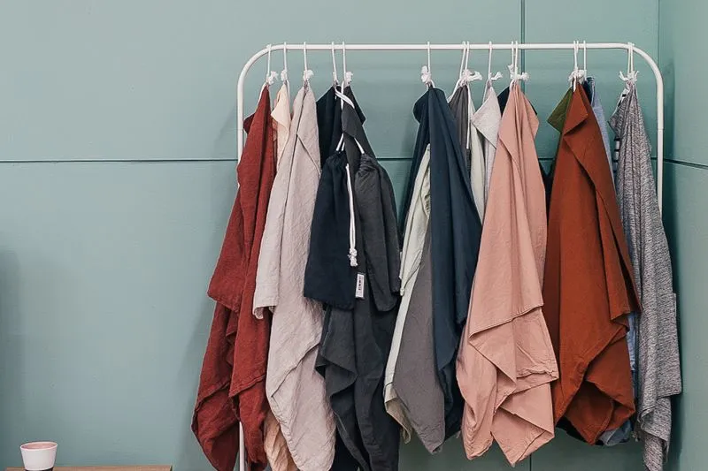 Vêtements de couleurs variées suspendus sur un portant