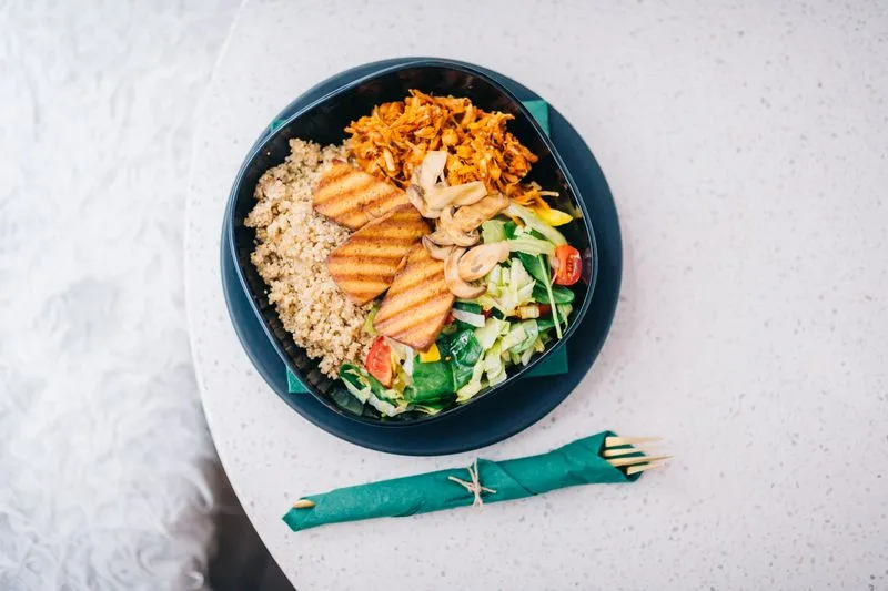 Bol de quinoa, tofu grillé, champignons et crudités, vu de dessus