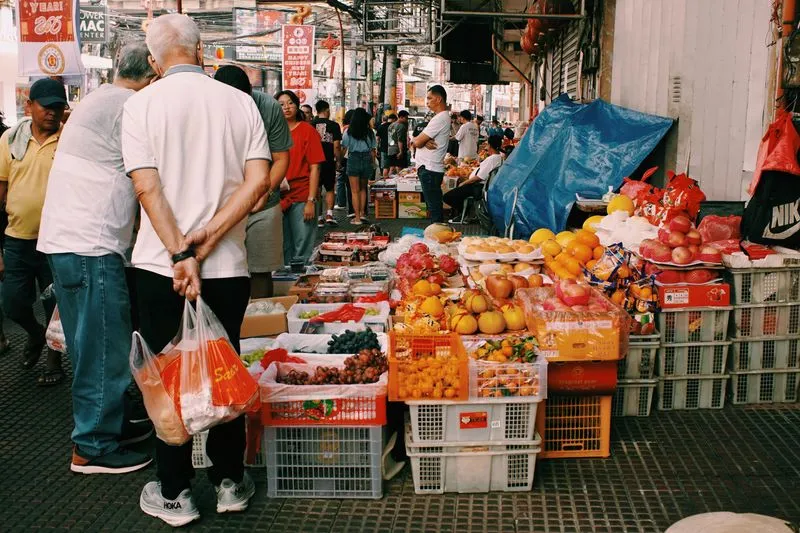 Étal de fruits sur un marché local en Asie
