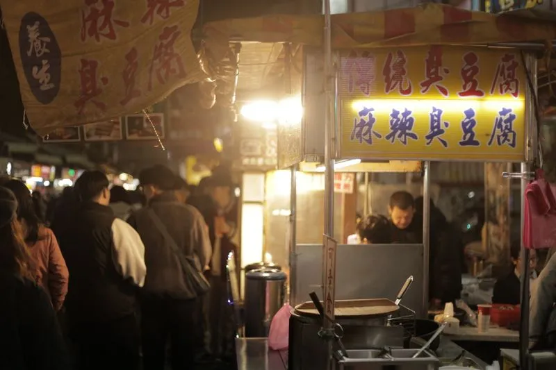 Stand de street food dans un marché nocturne en Asie