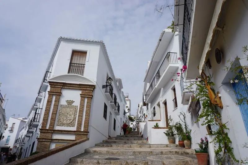 Ruelle en escalier bordée de maisons blanches dans un village d'Andalousie