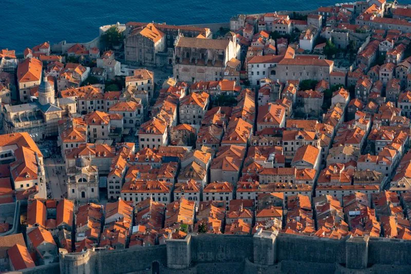 Vue aérienne de la vieille ville de Dubrovnik et de ses remparts