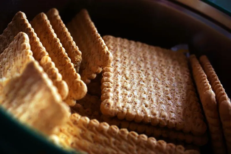 Biscuits secs empilés dans une boîte, prêts à grignoter au réveil
