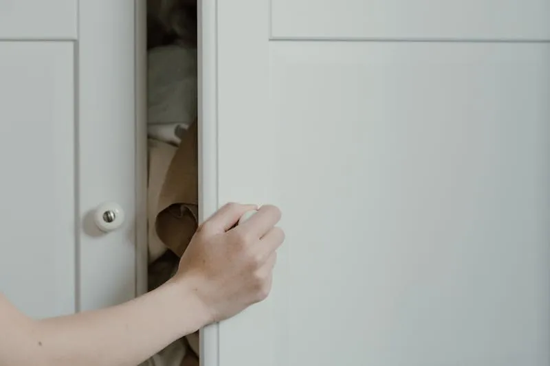 Pile de draps pliés dans un placard en bois clair